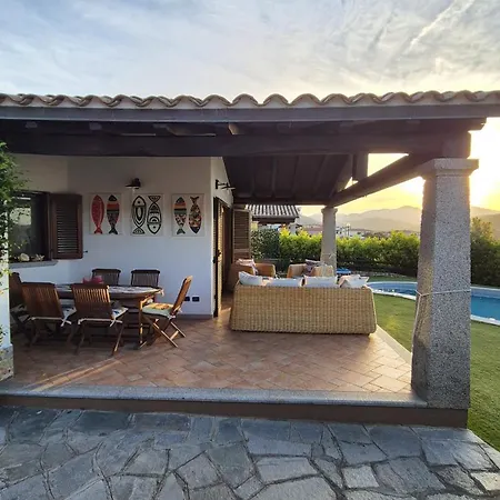 Janas Con Piscina Privata Budoni *
