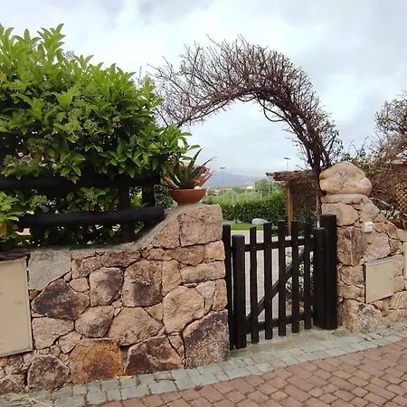 Janas Con Piscina Privata Budoni *
