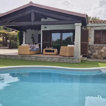 Janas Con Piscina Privata Budoni